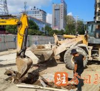 美女被大几把C逼高温下的坚守｜道路建设者用汗水铺就畅通路